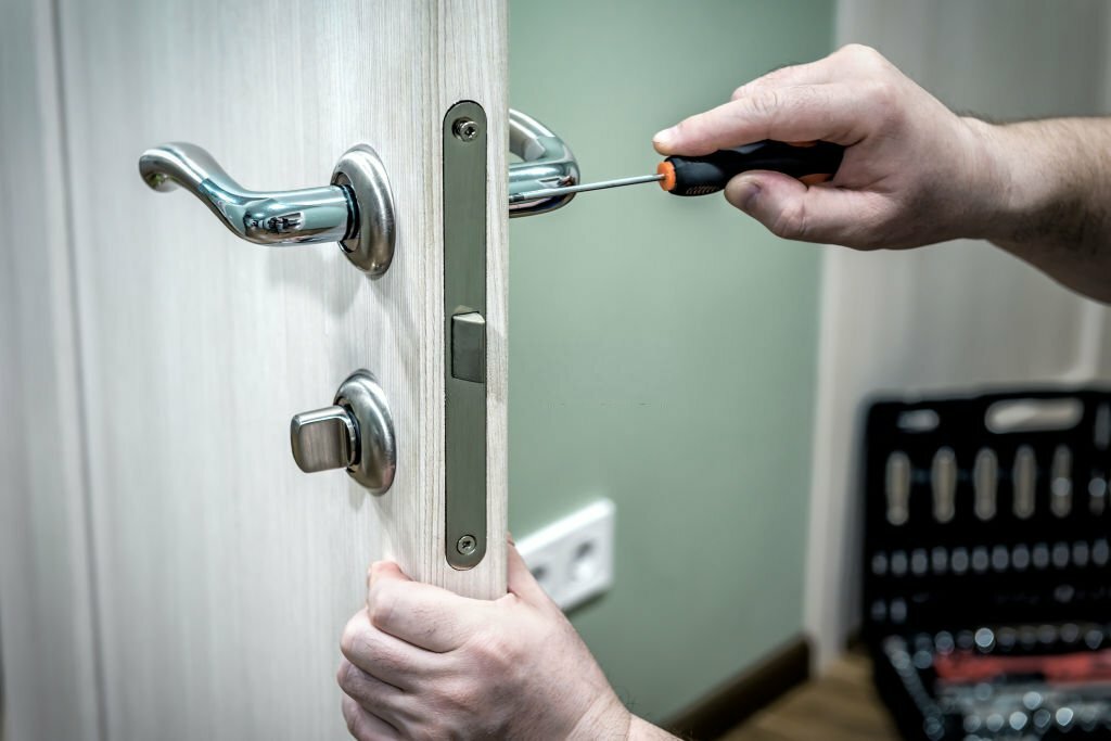 Professional locksmith repair or install the door lock in house